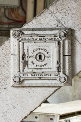 Contrôleur de ronde Collin (successeur de Wagner, 116 rue de Montmartre à Paris), dans le comble au-dessus de la salle. © Région Bourgogne-Franche-Comté, Inventaire du patrimoine