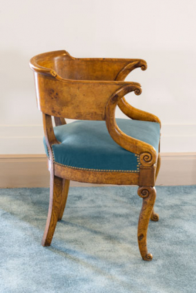 Fauteuil rembourré à dossier concave en bois, vu de profil. © Région Bourgogne-Franche-Comté, Inventaire du patrimoine