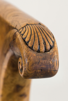 Fauteuil rembourré à dossier concave en bois : décor de l'accotoir. © Région Bourgogne-Franche-Comté, Inventaire du patrimoine
