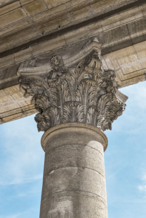 Façade antérieure : chapiteau d'une colonne. © Région Bourgogne-Franche-Comté, Inventaire du patrimoine