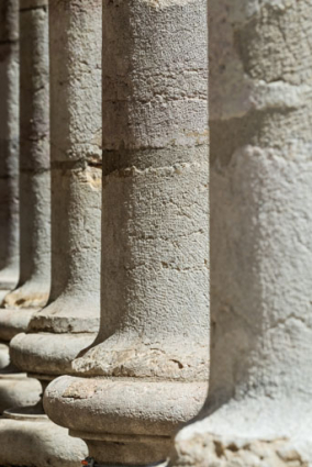 Façade antérieure : base des colonnes. © Région Bourgogne-Franche-Comté, Inventaire du patrimoine