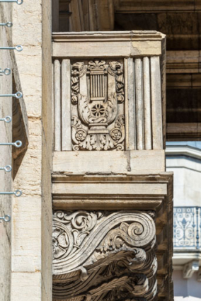 Bas-relief (lyre) et console. © Région Bourgogne-Franche-Comté, Inventaire du patrimoine