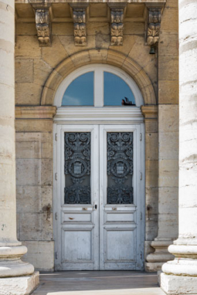 Façade antérieure : une porte. © Région Bourgogne-Franche-Comté, Inventaire du patrimoine