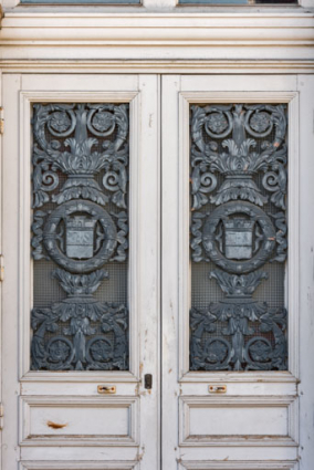 Façade antérieure : décor métallique d'une porte. © Région Bourgogne-Franche-Comté, Inventaire du patrimoine