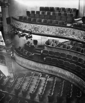 [Vue plongeante sur l'orchestre et les 1er et 2e balcons, avant travaux]. S.d. [1969]. © Région Bourgogne-Franche-Comté, Inventaire du patrimoine