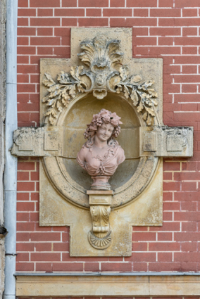 3e buste (à gauche sur l'élévation de la maison). © Région Bourgogne-Franche-Comté, Inventaire du patrimoine