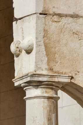 Galerie : supports côté cour (chapiteau et boules apotropaïques). © Région Bourgogne-Franche-Comté, Inventaire du patrimoine