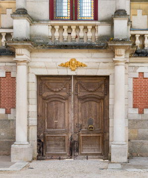 Galerie : porte cochère, vantaux fermés. La porte provient d'un hôtel particulier de la rue d'Enfer, à Paris. © Région Bourgogne-Franche-Comté, Inventaire du patrimoine