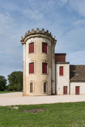 Elévation postérieure (est) : corps sud (remise et sellerie au rez-de-chaussée, salle des fêtes au 1er étage et logement au 2e). © Région Bourgogne-Franche-Comté, Inventaire du patrimoine