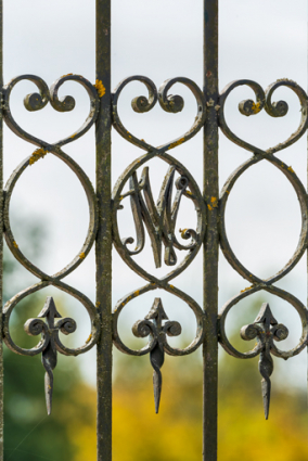 "Château neuf" : monogramme sur la grille. © Région Bourgogne-Franche-Comté, Inventaire du patrimoine