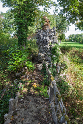 Parc : passerelle sur la pièce d'eau et île avec le groupe sculpté. © Région Bourgogne-Franche-Comté, Inventaire du patrimoine