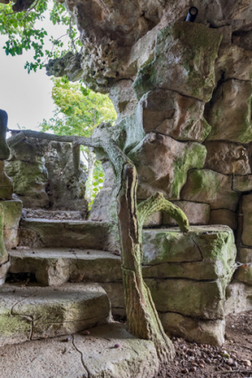 Grotte : départ de la rampe d'escalier. © Région Bourgogne-Franche-Comté, Inventaire du patrimoine