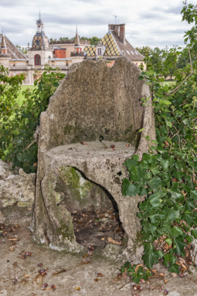 Grotte : fauteuil en béton sur la terrasse. © Région Bourgogne-Franche-Comté, Inventaire du patrimoine
