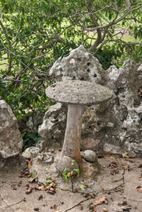 Grotte : table en béton sur la terrasse. © Région Bourgogne-Franche-Comté, Inventaire du patrimoine