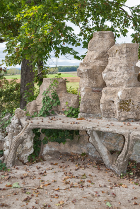 Grotte : banc en béton sur la terrasse. © Région Bourgogne-Franche-Comté, Inventaire du patrimoine