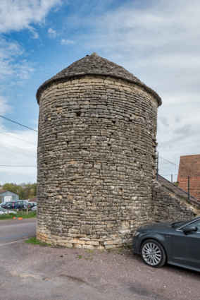 Vue de la tour depuis l'ouest.  © Région Bourgogne-Franche-Comté, Inventaire du patrimoine