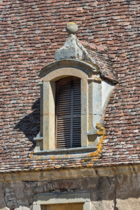 Façade antérieure : lucarne avec motif d'amortissement sphérique. © Région Bourgogne-Franche-Comté, Inventaire du patrimoine