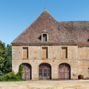 Théâtre (pavillon occidental). L'accès à la scène est à gauche, à la salle au centre. © Région Bourgogne-Franche-Comté, Inventaire du patrimoine
