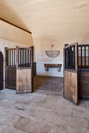 Ecurie, partie occidentale : stalle, portes ouvertes. © Région Bourgogne-Franche-Comté, Inventaire du patrimoine