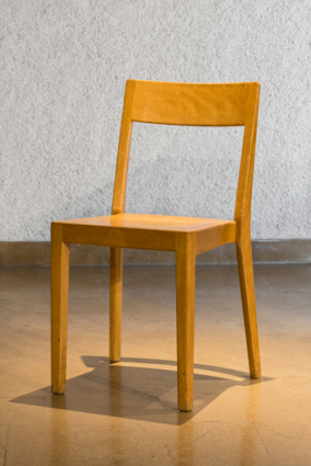 Vue d'une chaise de la salle de réunion, de trois-quarts. © Région Bourgogne-Franche-Comté, Inventaire du patrimoine Vue d'une chaise de la salle de réunion, de trois-quarts. © Région Bourgogne-Franche-Comté, Inventaire du patrimoine