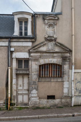 Façade latérale gauche : entrée des loges d'acteur et ancienne entrée murée. © Région Bourgogne-Franche-Comté, Inventaire du patrimoine