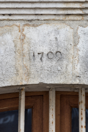Façade latérale gauche : date 1709 sur l'arc de l'entrée murée. © Région Bourgogne-Franche-Comté, Inventaire du patrimoine