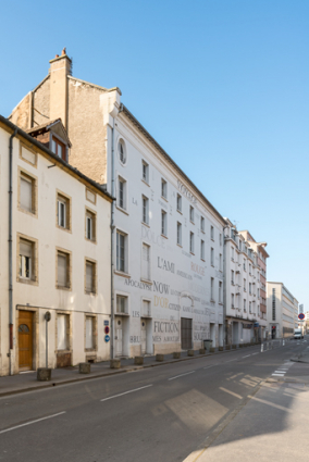 Batiment d'origine rue des Perrières : façade antérieure, de trois quarts gauche. © Région Bourgogne-Franche-Comté, Inventaire du patrimoine Batiment d'origine rue des Perrières : façade antérieure, de trois quarts gauche. © Région Bourgogne-Franche-Comté, Inventaire du patrimoine