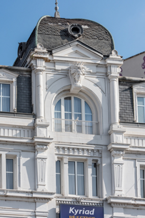 Façade antérieure : partie supérieure de la travée centrale. © Région Bourgogne-Franche-Comté, Inventaire du patrimoine Façade antérieure : partie supérieure de la travée centrale. © Région Bourgogne-Franche-Comté, Inventaire du patrimoine
