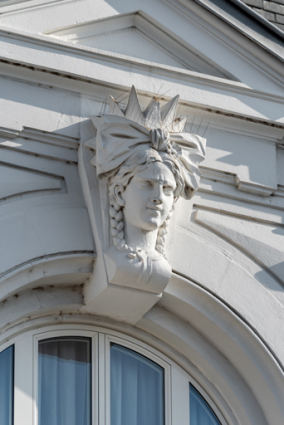 Façade antérieure, travée centrale : tête d'Alsacienne. © Région Bourgogne-Franche-Comté, Inventaire du patrimoine Façade antérieure, travée centrale : tête d'Alsacienne. © Région Bourgogne-Franche-Comté, Inventaire du patrimoine