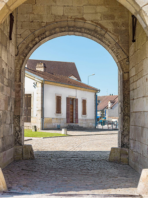Le passage de la porte et l'ancien corps de garde. © Région Bourgogne-Franche-Comté, Inventaire du patrimoine Le passage de la porte et l'ancien corps de garde. © Région Bourgogne-Franche-Comté, Inventaire du patrimoine