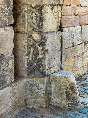 Détail sur la partie basse du chambranle. © Région Bourgogne-Franche-Comté, Inventaire du patrimoine Détail sur la partie basse du chambranle. © Région Bourgogne-Franche-Comté, Inventaire du patrimoine