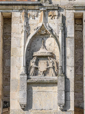 Groupe sculpté, façade côté campagne. © Région Bourgogne-Franche-Comté, Inventaire du patrimoine