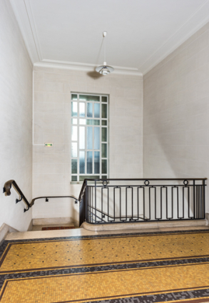 Escalier d'accès à la salle des coffres (sous-sol). © Région Bourgogne-Franche-Comté, Inventaire du patrimoine