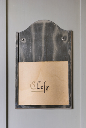 Caisse auxiliaire, armoire, écriteau. © Région Bourgogne-Franche-Comté, Inventaire du patrimoine