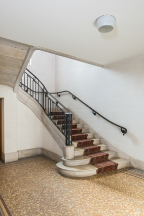 Escalier d'accès à la salle des coffres (sous-sol). © Région Bourgogne-Franche-Comté, Inventaire du patrimoine