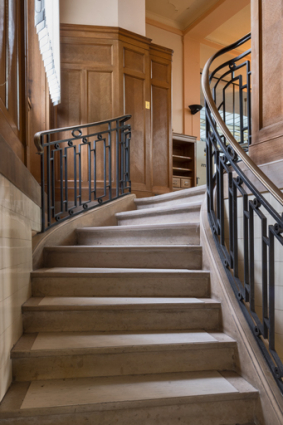 Escalier d'accès au vestiaire (au sous-sol). © Région Bourgogne-Franche-Comté, Inventaire du patrimoine
