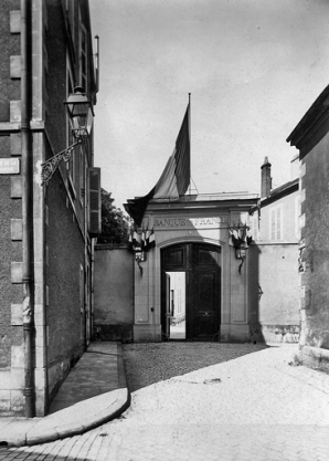 Porte d'accès à la cour (vers 1910-1920). © Archives historiques de la Banque de France, Paris