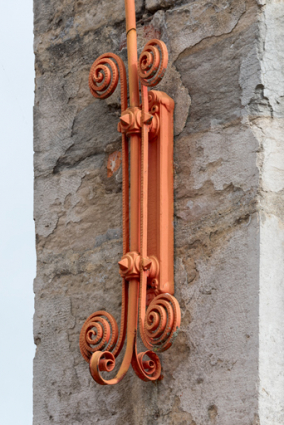 Elément en forme de volute sur le poteau de droite (détail). © Région Bourgogne-Franche-Comté, Inventaire du patrimoine
