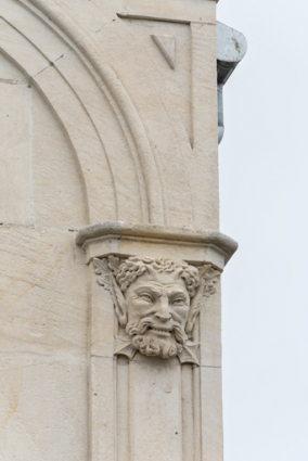 Façade antérieure, décor sculpté : 4e tête (à droite). © Région Bourgogne-Franche-Comté, Inventaire du patrimoine
