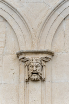 Façade antérieure, décor sculpté : 2e tête (en partant de la gauche). © Région Bourgogne-Franche-Comté, Inventaire du patrimoine