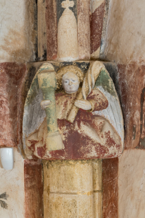 Culot nord-ouest, ange portant la colonne et le fouet. © Région Bourgogne-Franche-Comté, Inventaire du patrimoine Culot nord-ouest, ange portant la colonne et le fouet. © Région Bourgogne-Franche-Comté, Inventaire du patrimoine