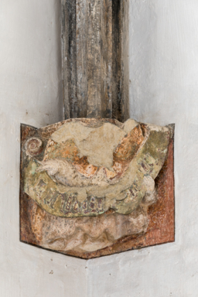 Culot à la retombée de l'ogive sud-est : ange portant un phylactère "Laud[ate] Dom[inum]" (?) © Région Bourgogne-Franche-Comté, Inventaire du patrimoine