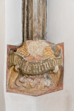 Culot à la retombée de l'ogive nord-est : ange portant un phylactère "Confitemini D[omi]no" (?) © Région Bourgogne-Franche-Comté, Inventaire du patrimoine