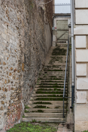 Escalier extérieur contre l'élévation latérale droite. © Région Bourgogne-Franche-Comté, Inventaire du patrimoine