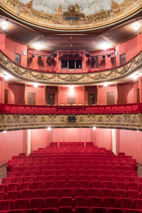 Salle, vue de la scène (cadrage vertical). © Région Bourgogne-Franche-Comté, Inventaire du patrimoine