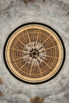 Grille métallique de l'oculus surmontant le lustre. © Région Bourgogne-Franche-Comté, Inventaire du patrimoine
