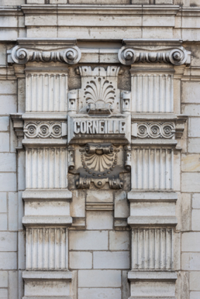 Façade latérale gauche, étage carré : pilastres et inscription Corneille. © Région Bourgogne-Franche-Comté, Inventaire du patrimoine