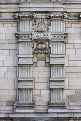 Façade latérale gauche, étage carré : pilastres et inscription V. Hugo. © Région Bourgogne-Franche-Comté, Inventaire du patrimoine