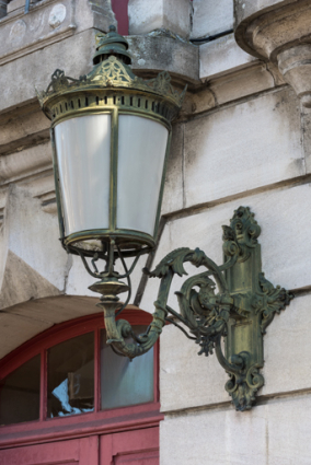 Luminaire d'applique en façade. © Région Bourgogne-Franche-Comté, Inventaire du patrimoine