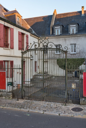 Grille fermant la cour sur le boulevard des Garibaldi. © Région Bourgogne-Franche-Comté, Inventaire du patrimoine